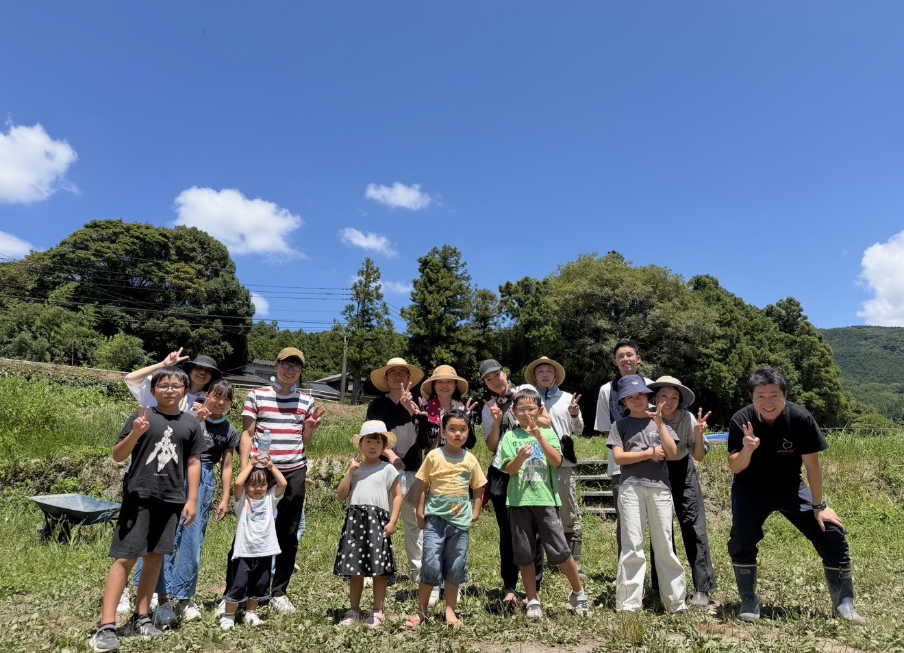 青空の下での集合写真